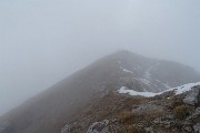 62 Compare nella nebbia la vetta d'Arera